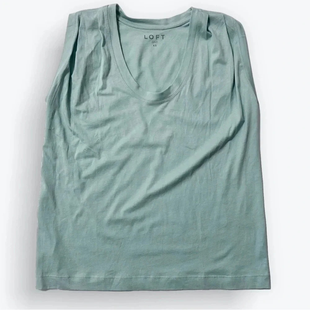 Loft Scoop neck relaxed fit tank top. Size XS